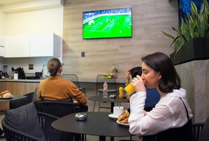 34-Zoll-Smart-TV mit Digitalempfang