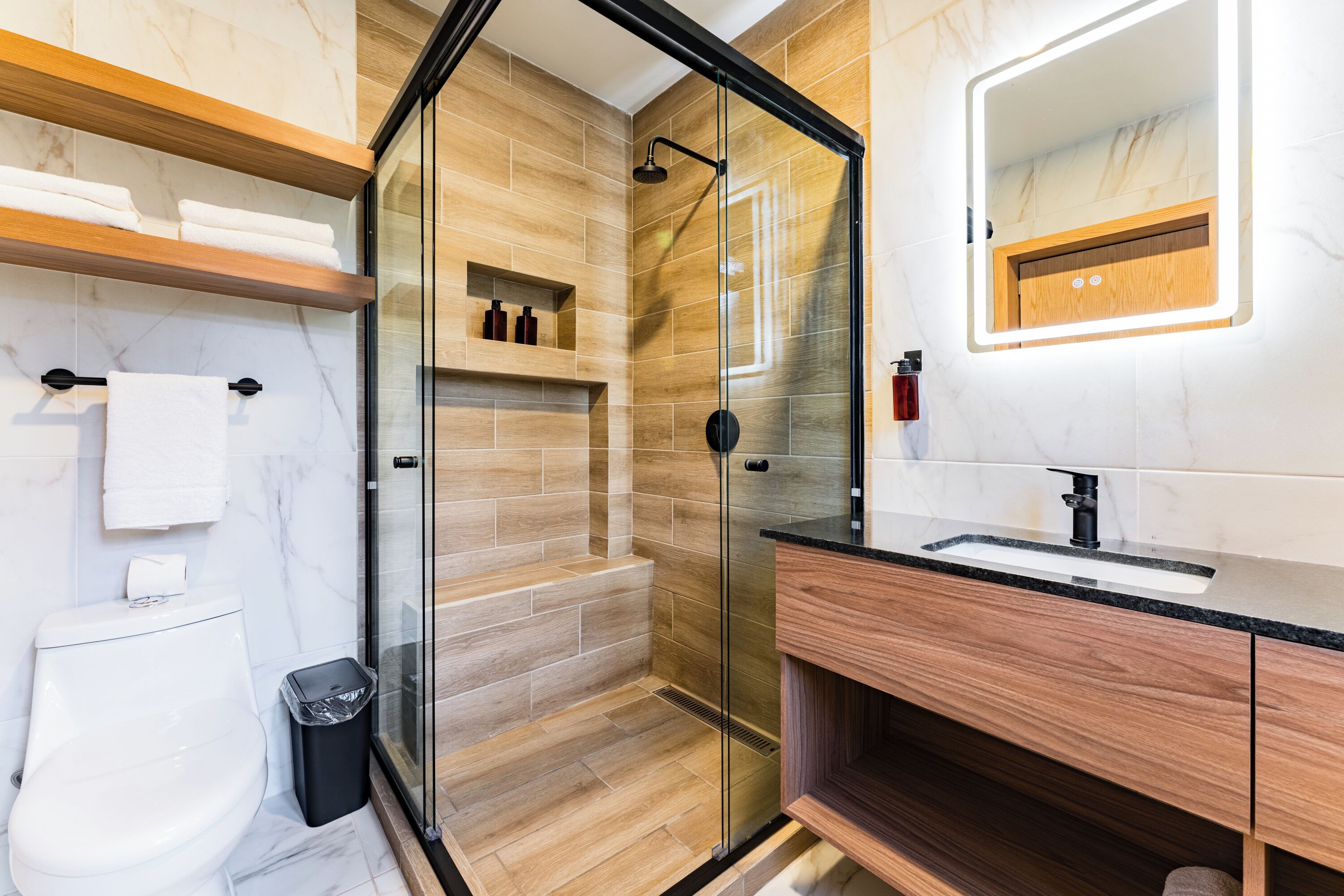 Exclusive Room | Bathroom | Shower, free toiletries, hair dryer, towels