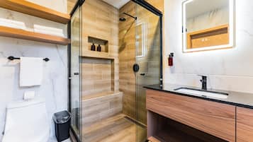 Quarto exclusivo | Banheiro | Chuveiro, produtos de toalete grátis, secador de cabelo