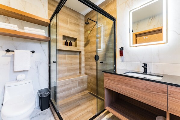 Habitación exclusiva | Baño | Regadera, amenidades de baño gratuitas, secadora de cabello, toallas 