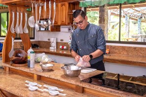 Microwave, cookware/dishes/utensils