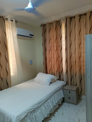 6 bedrooms, iron/ironing board, WiFi, bed sheets