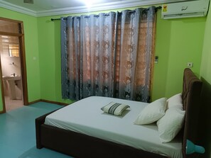 6 bedrooms, iron/ironing board, WiFi, bed sheets