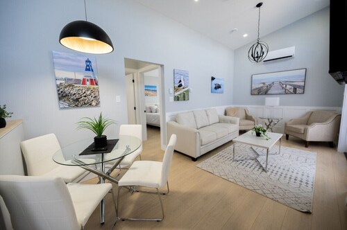 Charming Dockside Escape: Life by the Ocean