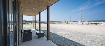 Charming Dockside Escape: Life by the Ocean