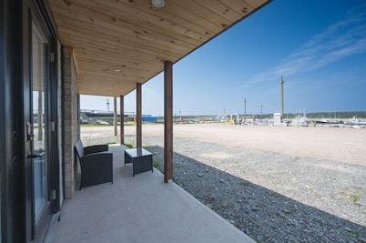 Charming Dockside Escape: Life by the Ocean