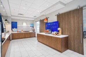 朝食 (セルフサービス)、毎日提供 (無料)