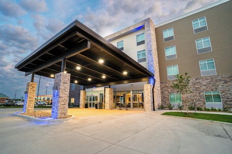 Exterior. Holiday Inn Express & Suites Cedar Rapids NE – Marion by IHG
