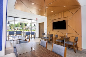 Free daily self-serve breakfast - Holiday Inn Express & Suites Cedar Rapids NE – Marion by IHG (Marion)