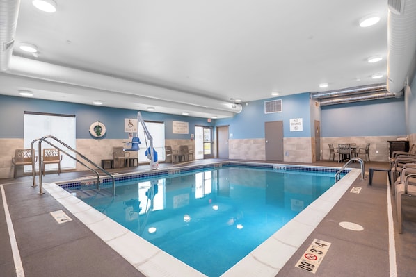 Indoor pool - Holiday Inn Express & Suites Cedar Rapids NE – Marion by IHG (Marion)