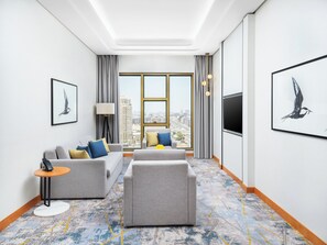 Free minibar items, in-room safe, desk, laptop workspace - voco Jeddah Gate by IHG (Jeddah)