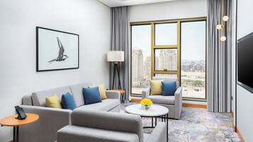 Artículos del minibar gratis y caja de seguridad en la habitación