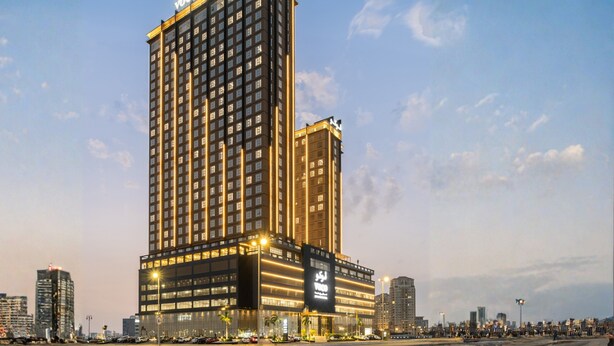 Een hoog hotel met meerdere verdiepingen, grote ramen en een opvallende ingang.