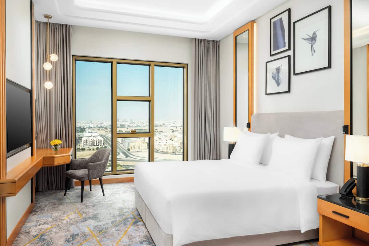 Minibar (con algunos artículos gratuitos), caja fuerte, escritorio