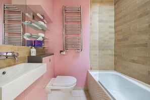 Rumah | Kamar mandi | Kombinasi shower/bathtub, bathtub besar, pengering rambut, dan handuk