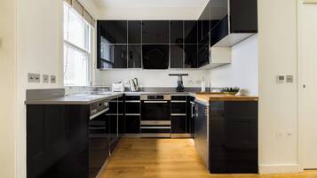 House | Private kitchen | Fridge, microwave, oven, stovetop