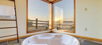 ‘Simple Life Ranch’ w/ Hot Tub & Sauna in Keene!