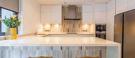 Refrigerador, microondas, horno, placa de cocina