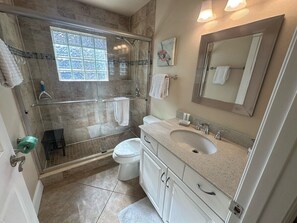 Maison, plusieurs lits, accès piscine, vue piscine | Salle de bain