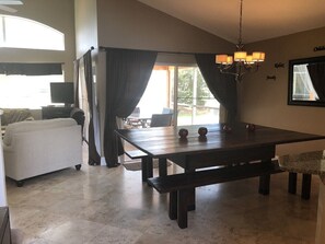 Maison, plusieurs lits, accès piscine, vue piscine | Intérieur