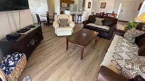House, Berbilang Katil, Pool Access, Pool View | Ruang tamu