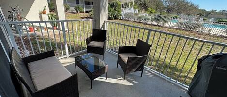 Lejlighed - flere senge - adgang til pool - udsigt til have | Terrasse/gårdhave