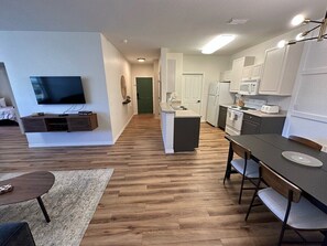 公寓客房, 多張床, 可使用泳池, 花園景觀 | 私人廚房 | 咖啡機/沖茶器