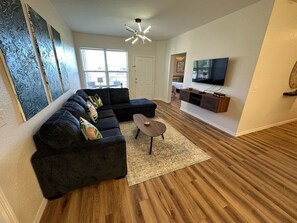 公寓客房, 多張床, 可使用泳池, 花園景觀 | 起居區