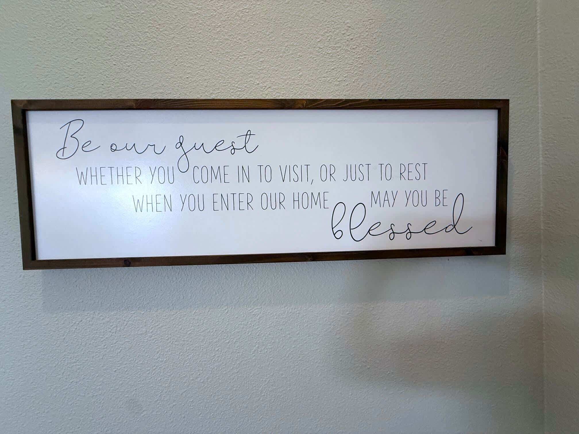 Un cartel enmarcado con un mensaje en una pared.