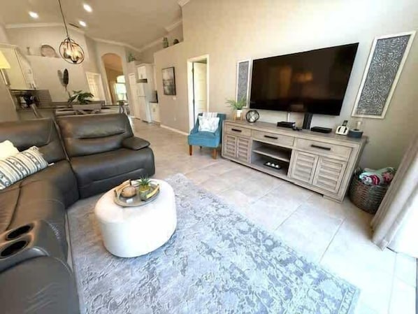 House, Multiple Beds, Pool Access, Pool View | Living area