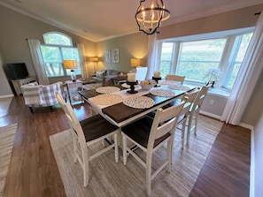 House, Multiple Beds, Pool Access, Pool View | Dining