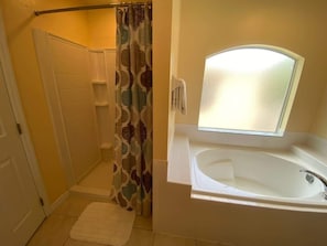 Maison, plusieurs lits, accès piscine, vue golf | Salle de bain | Articles de toilette de luxe, serviettes fournies, papier toilette