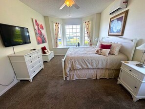 Casa, várias camas, acesso à piscina, vista para a piscina | 4 quartos, individualmente decorados, individualmente mobiliados