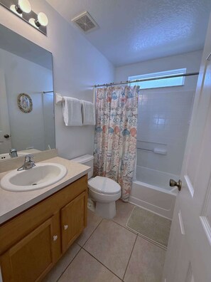 Villa, plusieurs lits, accès piscine, vue piscine | Salle de bain