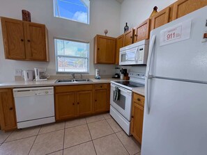 Villa, plusieurs lits, accès piscine, vue piscine | Cuisine privée