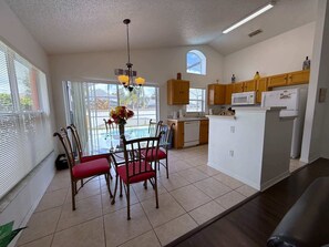 Villa, plusieurs lits, accès piscine, vue piscine | Restauration