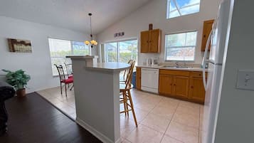 Villa, varias camas, acceso a la piscina, vistas a la piscina | Cocina privada | Cafetera o tetera