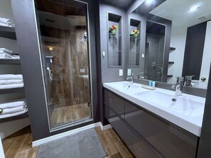 Maison, plusieurs lits, accès piscine, vue piscine | Salle de bain