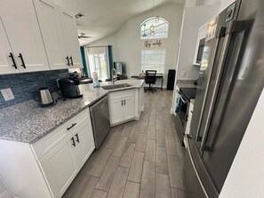 Nhà, nhiều giường, có thể sử dụng hồ bơi, quang cảnh hồ bơi | Bếp riêng | Dụng cụ pha cà phê/trà, ấm điện 