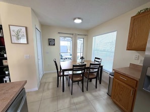 Hus, flere senger, adgang til basseng, bassengutsikt | Spiseområde