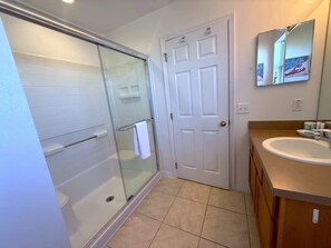 Ferienhaus, Mehrere Betten, Poolzugang, Poolblick | Badezimmer | Designer-Toilettenartikel, Handtücher, Toilettenpapier