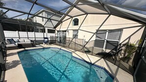 Una piscina cubierta