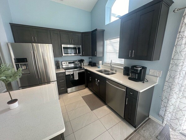 Private kitchen - Southern Dunes Remodeled Villa, Private Pool Area (Haines City)