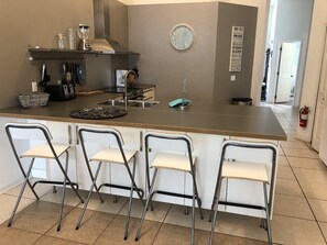 Villa - flera sängar - tillgång till pool - utsikt mot poolen | Eget kök | Kaffe- och tebryggare och vattenkokare