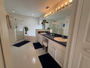 Huis, Meerdere bedden, toegang tot zwembad, uitzicht op zwembad | Badkamer | Designer toiletartikelen, handdoeken, toiletpapier