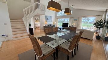 Maison, Plusieurs lits, accès à la piscine, vue sur la piscine | Intérieur