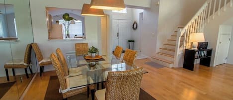 Casa, várias camas, acesso à piscina, vista para a piscina | Opções para refeição