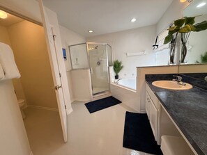 Casa, varias camas, acceso a la alberca, vista a la alberca | Baño | Amenidades de baño de diseñador, toallas, papel de baño 
