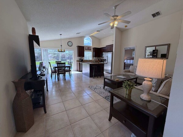 House, Multiple Beds, Kitchen, Pool View | Living area