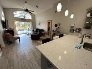 Hus - flera sängar - tillgång till pool - utsikt mot poolen | Interiör